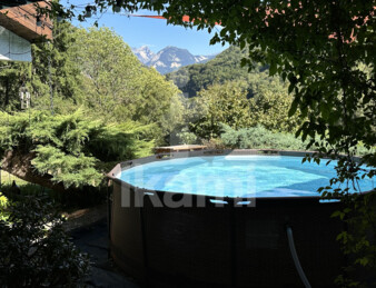Maison familiale de caractère avec terrain et garage. Vue sur montagnes