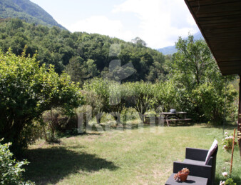 Maison familiale de caractère avec terrain et garage. Vue sur montagnes