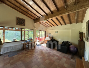 Maison familiale de caractère avec terrain et garage. Vue sur montagnes