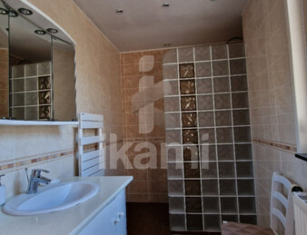 A Curgies, maison T8 de 159 m2 avec jardin, garage et dépendance