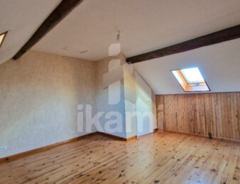 A Curgies, maison T8 de 159 m2 avec jardin, garage et dépendance