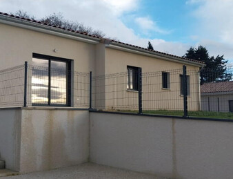 MAISON 125 m2 sur terrain de 590 m2 à CLERIEUX (26)