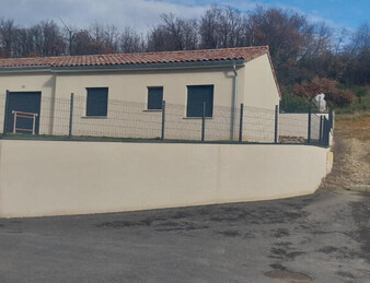 MAISON 125 m2 sur terrain de 590 m2 à CLERIEUX (26)