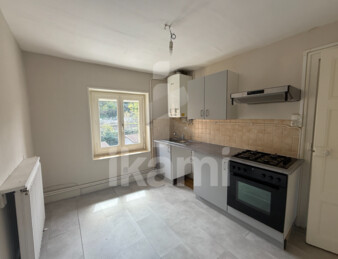 Maison de ville 145 m2   2 logements + garages + extérieur   beau potentiel