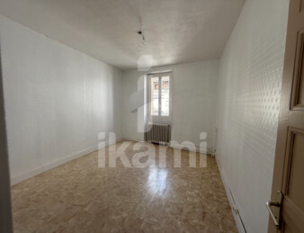 Maison de ville 145 m2   2 logements + garages + extérieur   beau potentiel