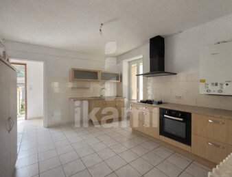 Maison de ville 145 m2   2 logements + garages + extérieur   beau potentiel