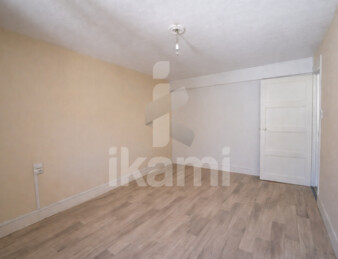 Maison de ville 145 m2   2 logements + garages + extérieur   beau potentiel