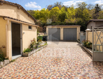 Maison de ville 145 m2   2 logements + garages + extérieur   beau potentiel