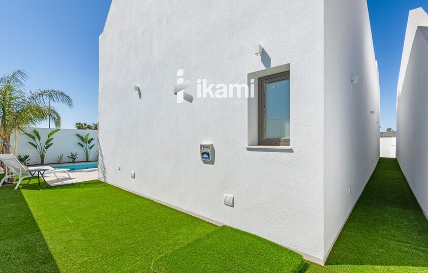 Exclusivo Chalet Independiente en Los Alcázares, junto a Serena Golf