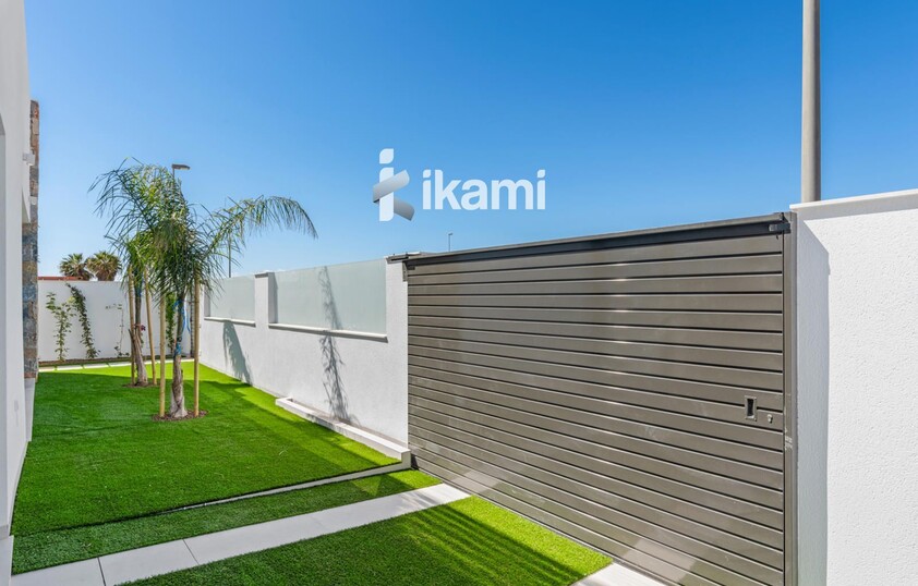 Exclusivo Chalet Independiente en Los Alcázares, junto a Serena Golf