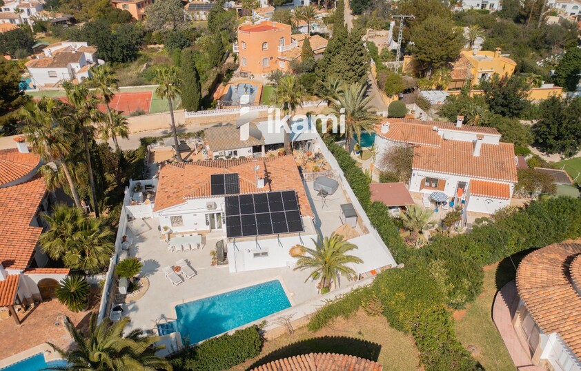Casa de una planta con vistas increíbles al mar y la montaña