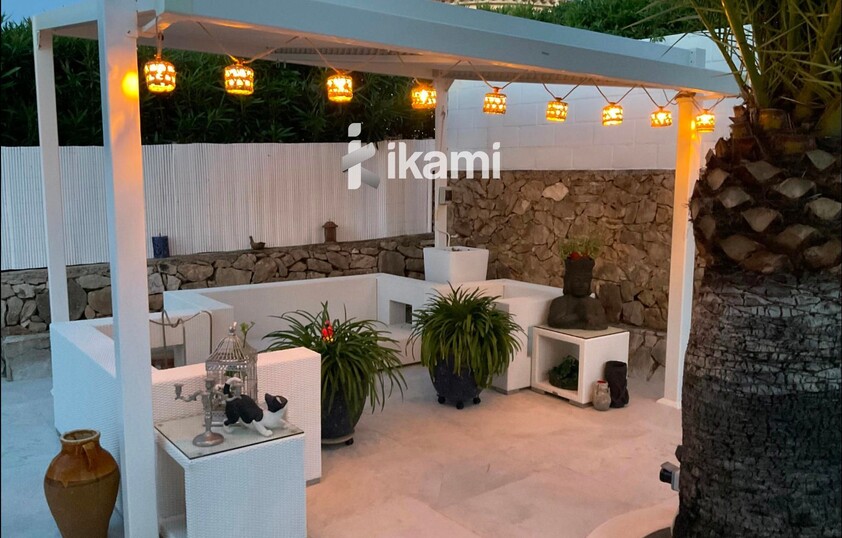 Casa de una planta con vistas increíbles al mar y la montaña