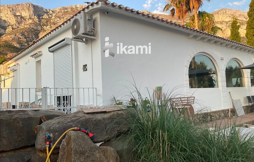Casa de una planta con vistas increíbles al mar y la montaña