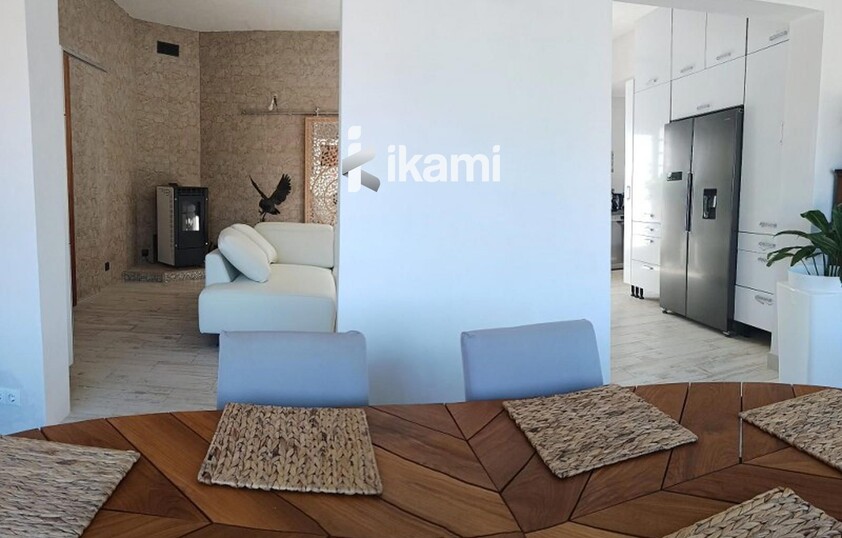 Casa de una planta con vistas increíbles al mar y la montaña