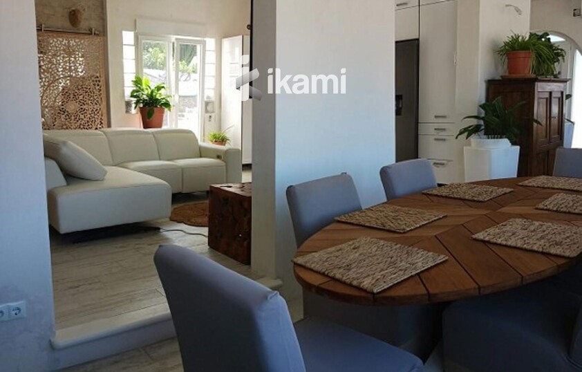 Casa de una planta con vistas increíbles al mar y la montaña