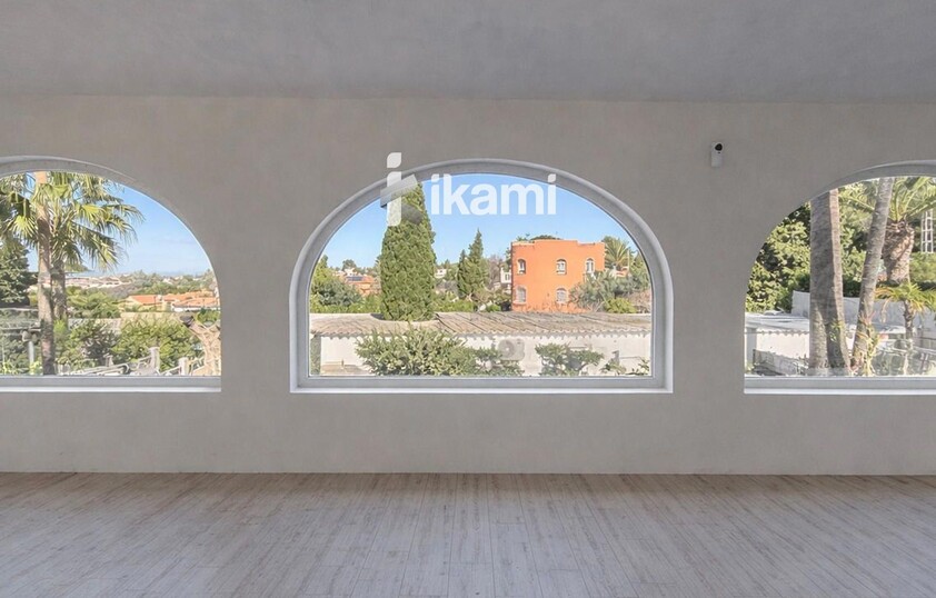 Casa de una planta con vistas increíbles al mar y la montaña