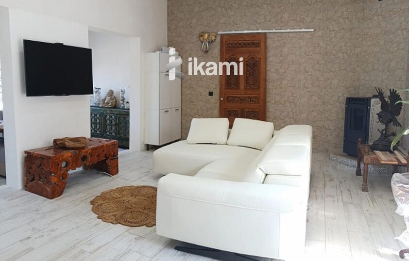 Casa de una planta con vistas increíbles al mar y la montaña