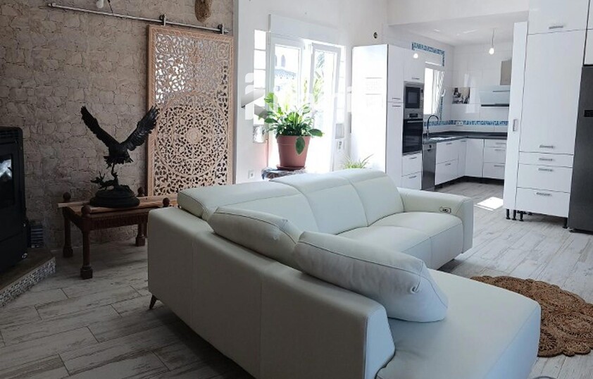 Casa de una planta con vistas increíbles al mar y la montaña