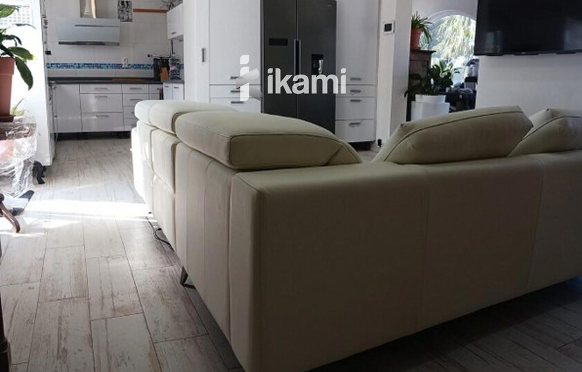 Casa de una planta con vistas increíbles al mar y la montaña