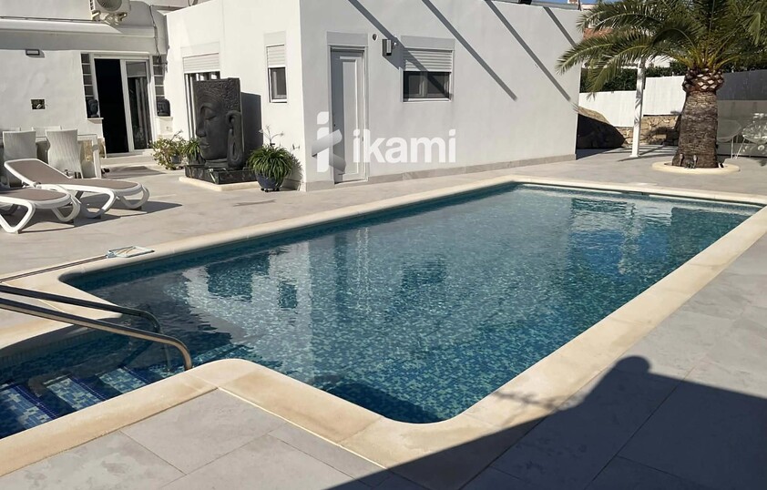 Casa de una planta con vistas increíbles al mar y la montaña