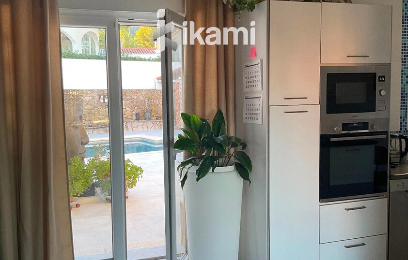 Casa de una planta con vistas increíbles al mar y la montaña