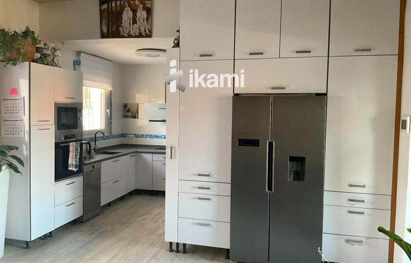 Casa de una planta con vistas increíbles al mar y la montaña