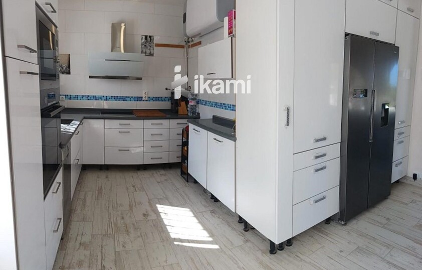 Casa de una planta con vistas increíbles al mar y la montaña