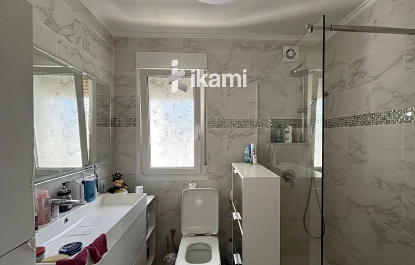 Casa de una planta con vistas increíbles al mar y la montaña