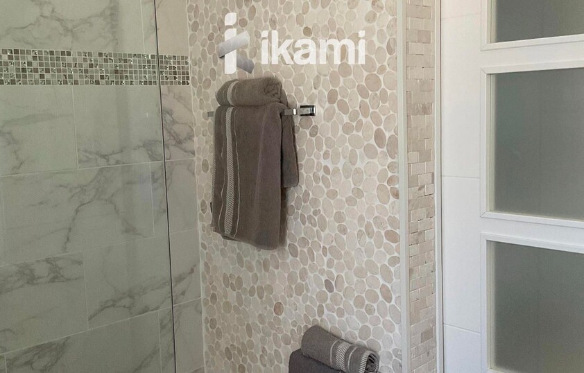 Casa de una planta con vistas increíbles al mar y la montaña