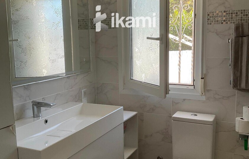 Casa de una planta con vistas increíbles al mar y la montaña