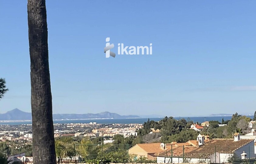 Casa de una planta con vistas increíbles al mar y la montaña