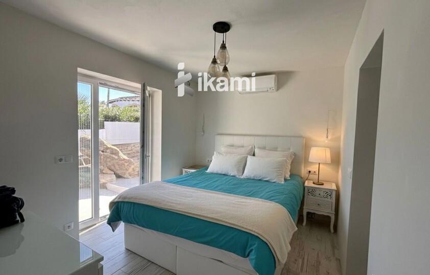 Casa de una planta con vistas increíbles al mar y la montaña