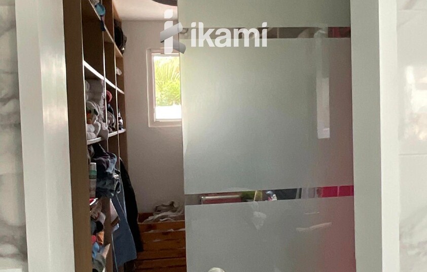 Casa de una planta con vistas increíbles al mar y la montaña