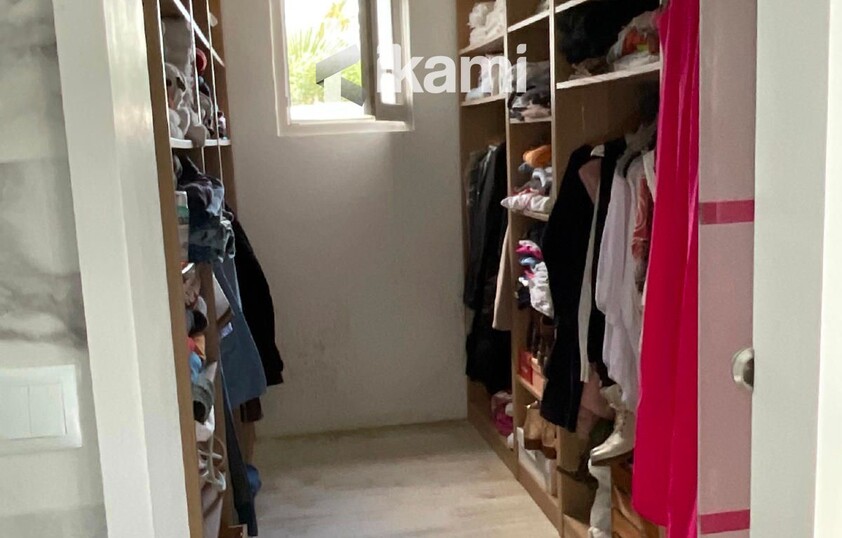 Casa de una planta con vistas increíbles al mar y la montaña