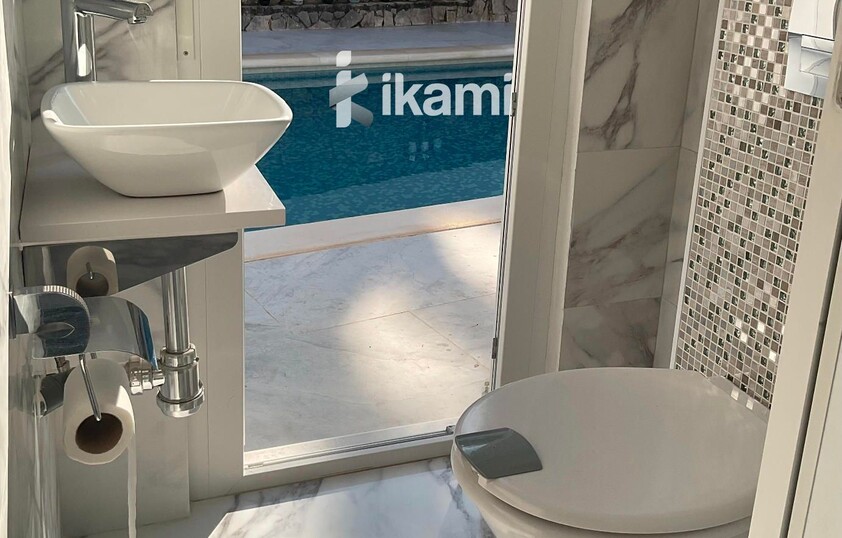 Casa de una planta con vistas increíbles al mar y la montaña