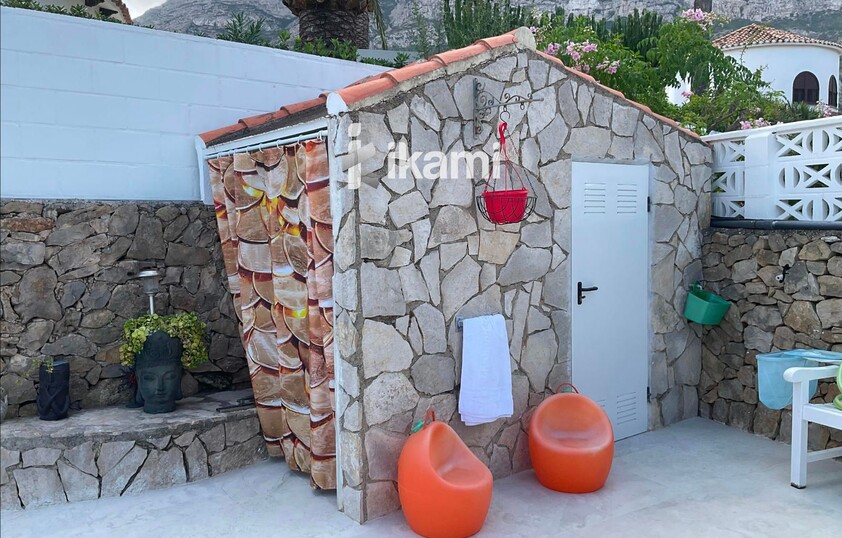 Casa de una planta con vistas increíbles al mar y la montaña