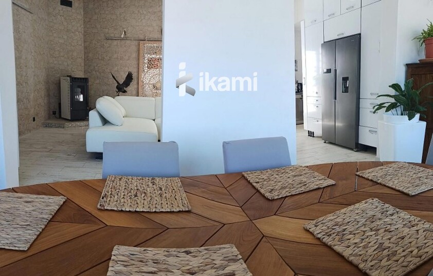 Casa de una planta con vistas increíbles al mar y la montaña