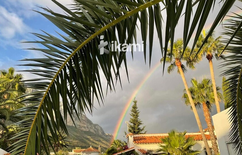 Casa de una planta con vistas increíbles al mar y la montaña