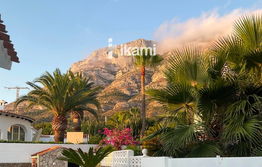 Casa de una planta con vistas increíbles al mar y la montaña