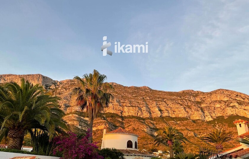 Casa de una planta con vistas increíbles al mar y la montaña
