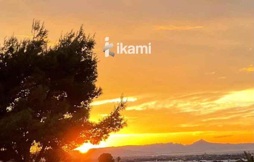 Casa de una planta con vistas increíbles al mar y la montaña