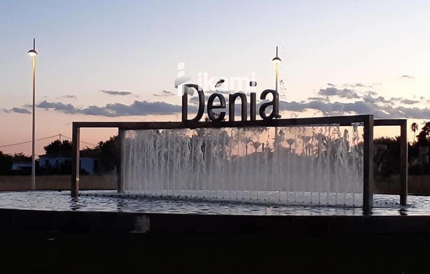 Casa de una planta con vistas increíbles al mar y la montaña