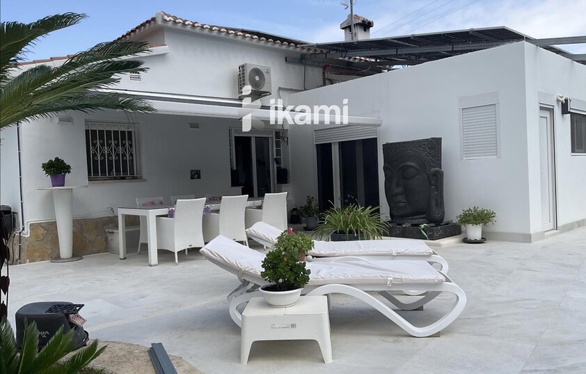Casa de una planta con vistas increíbles al mar y la montaña