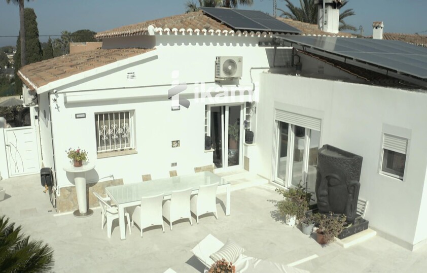 Casa de una planta con vistas increíbles al mar y la montaña