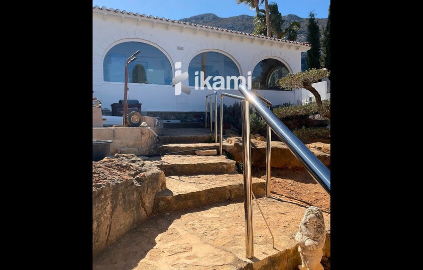 Casa de una planta con vistas increíbles al mar y la montaña