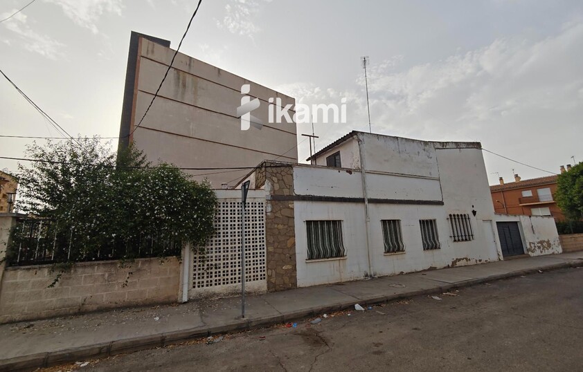 2 CASAS COLINDANTES TOTAL 291 MTS. PARCELA DE 948 MTS URBANO