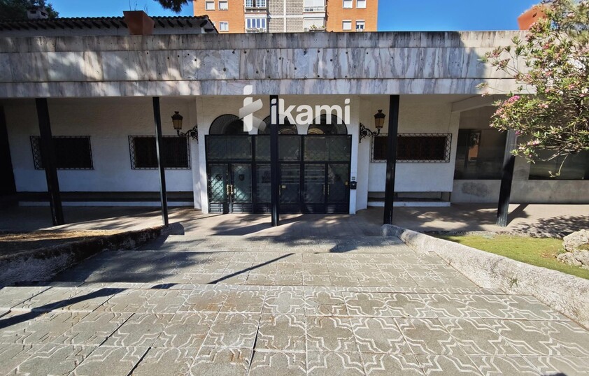 EDIFICIO 2472 MTS USO COMERCIAL + RESTAURANTE