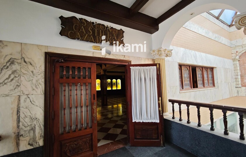 EDIFICIO 2472 MTS USO COMERCIAL + RESTAURANTE