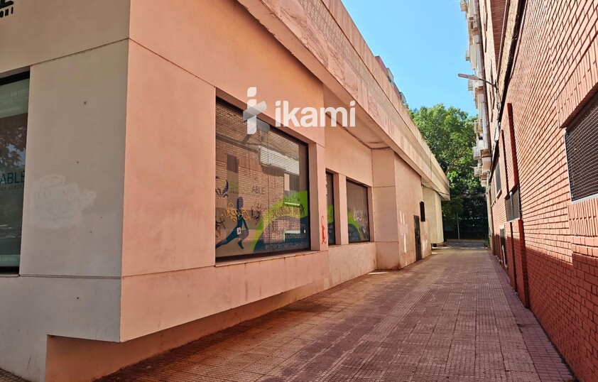 EDIFICIO 2472 MTS USO COMERCIAL + RESTAURANTE