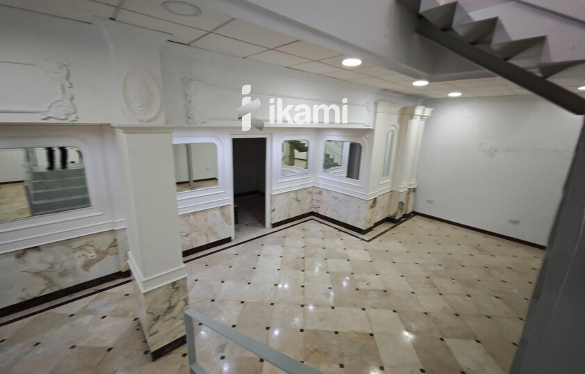 EDIFICIO 2472 MTS USO COMERCIAL + RESTAURANTE